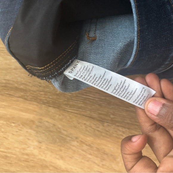 Spanx Jeans women’s Cropped Flare Denim Raw him
Medium Wash Pull On #20231R - Picture 4 of 6